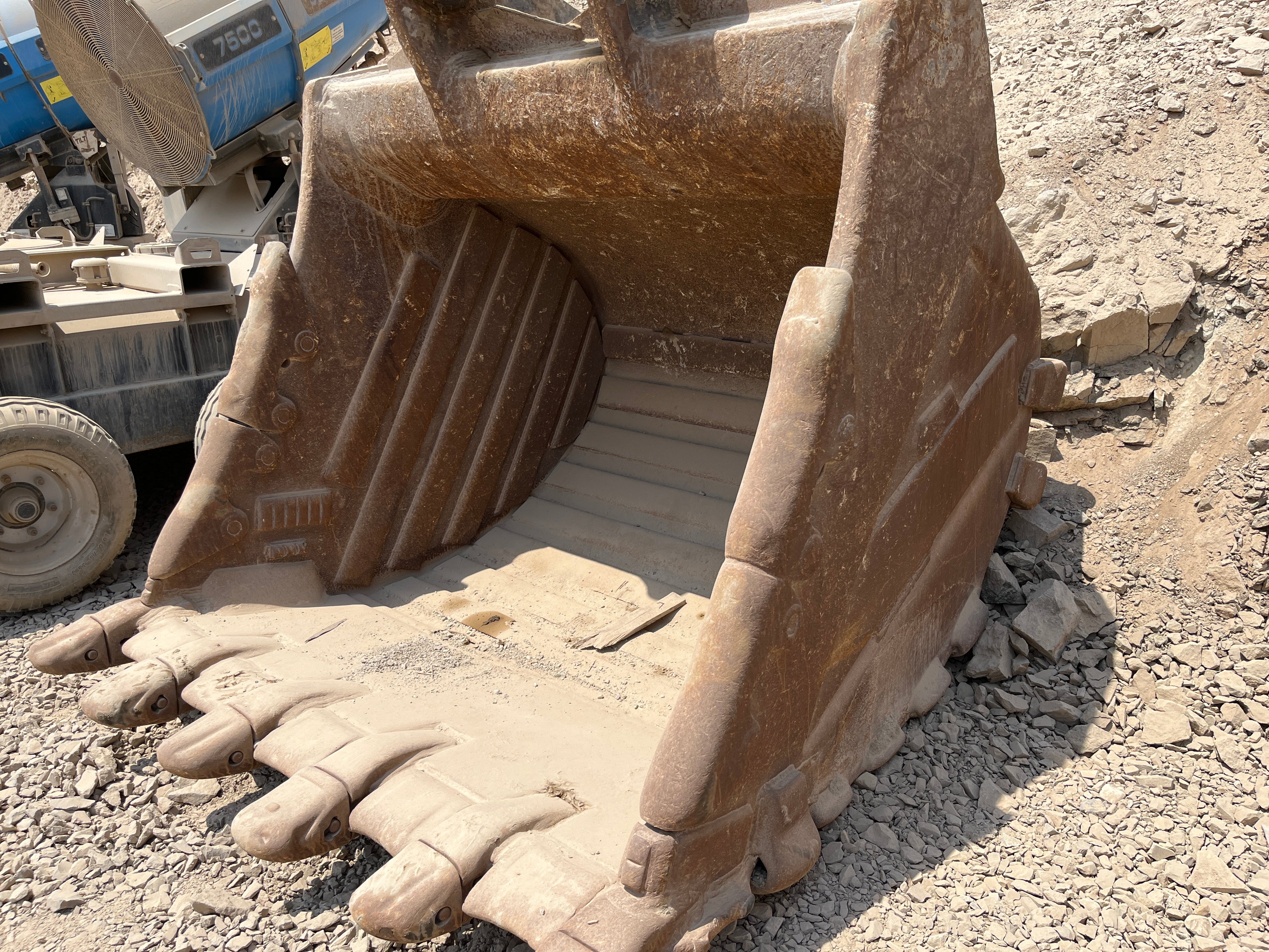 Lot 013 - 2010 Komatsu PC800-8 LONG REACH
