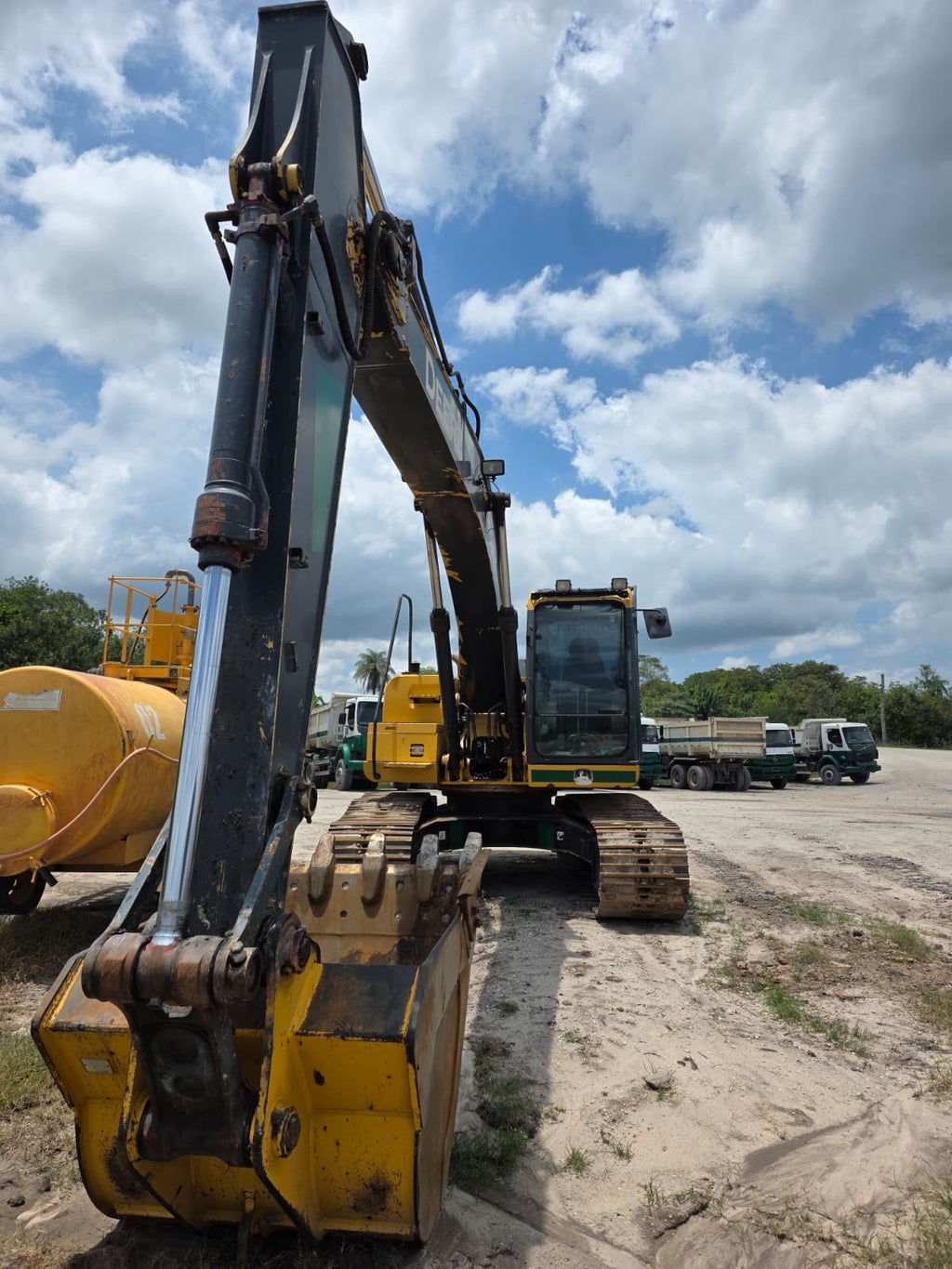 Lot 018 - 2015 John Deere 210G