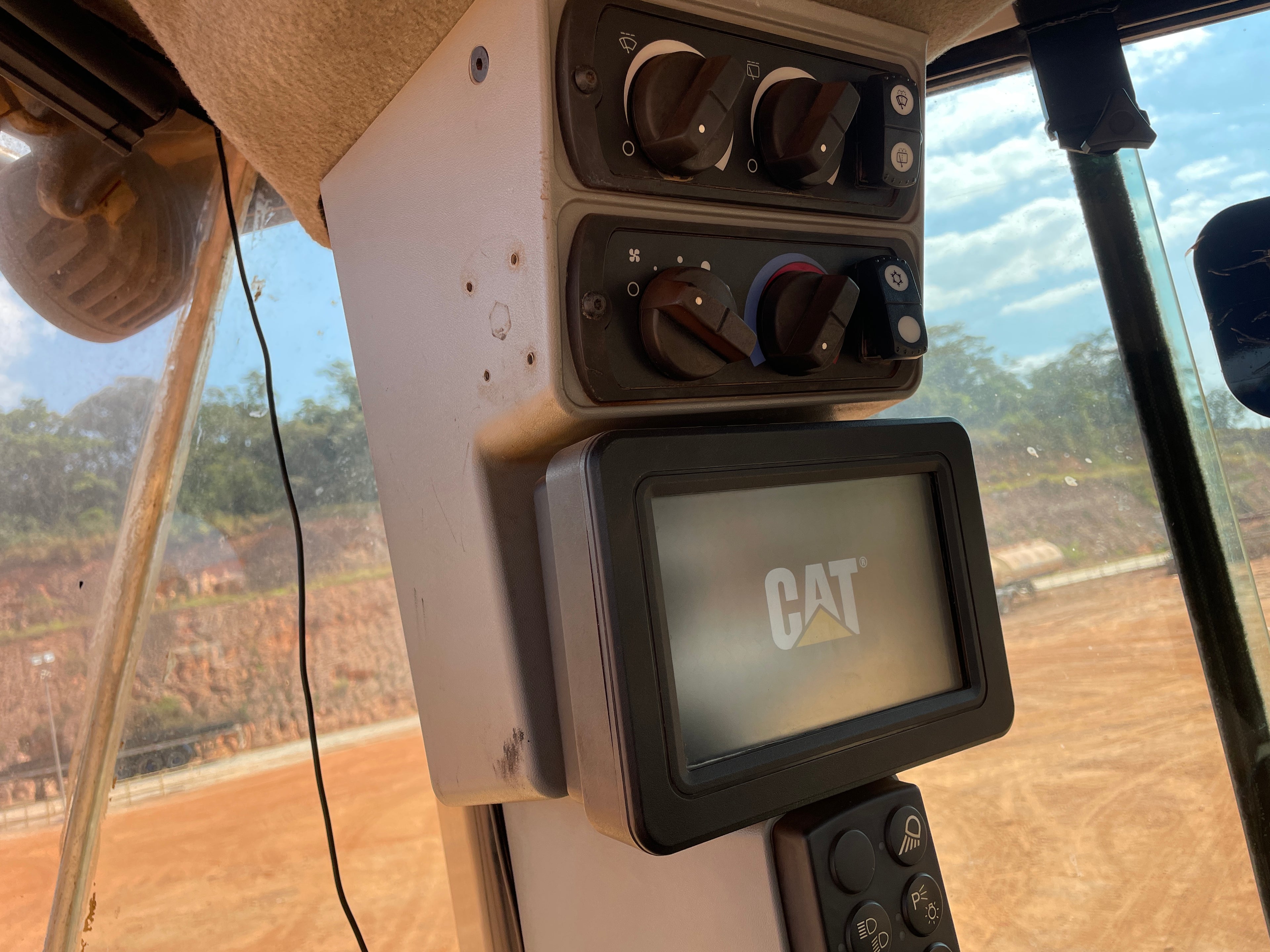 Lot 001 - 2018 Caterpillar 966L