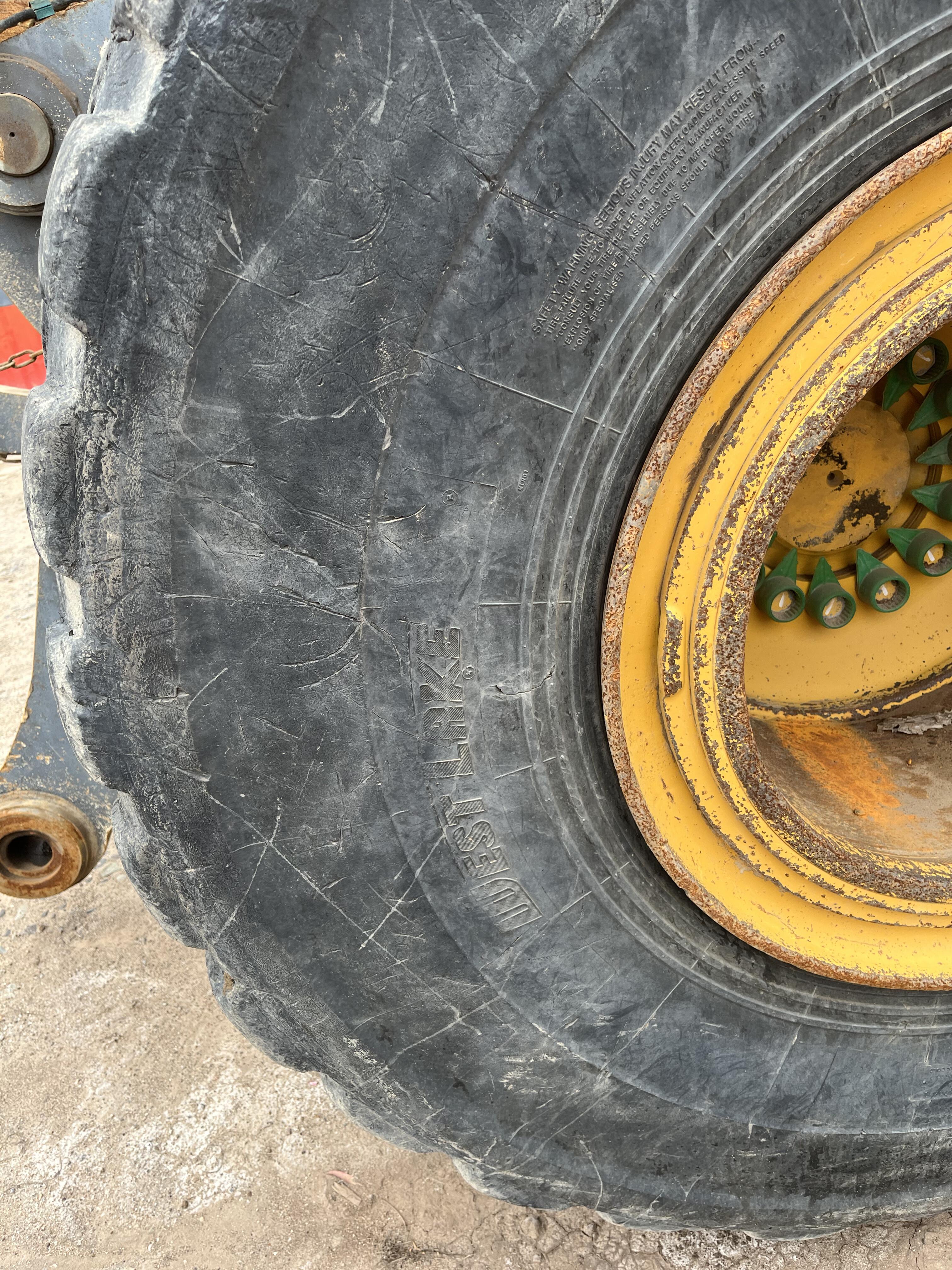 Lot 006 - 2013 John Deere 744K