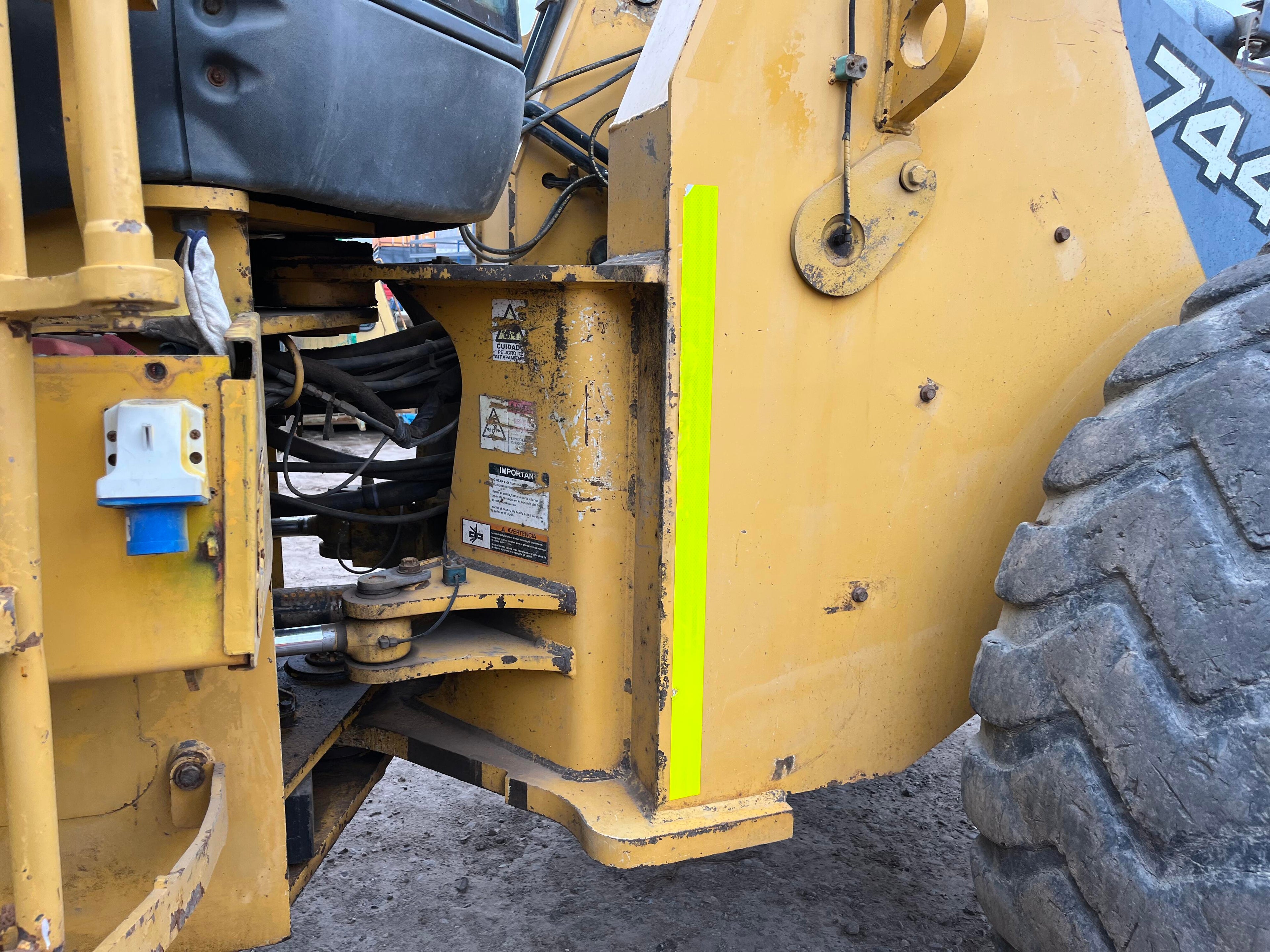 Lot 006 - 2013 John Deere 744K