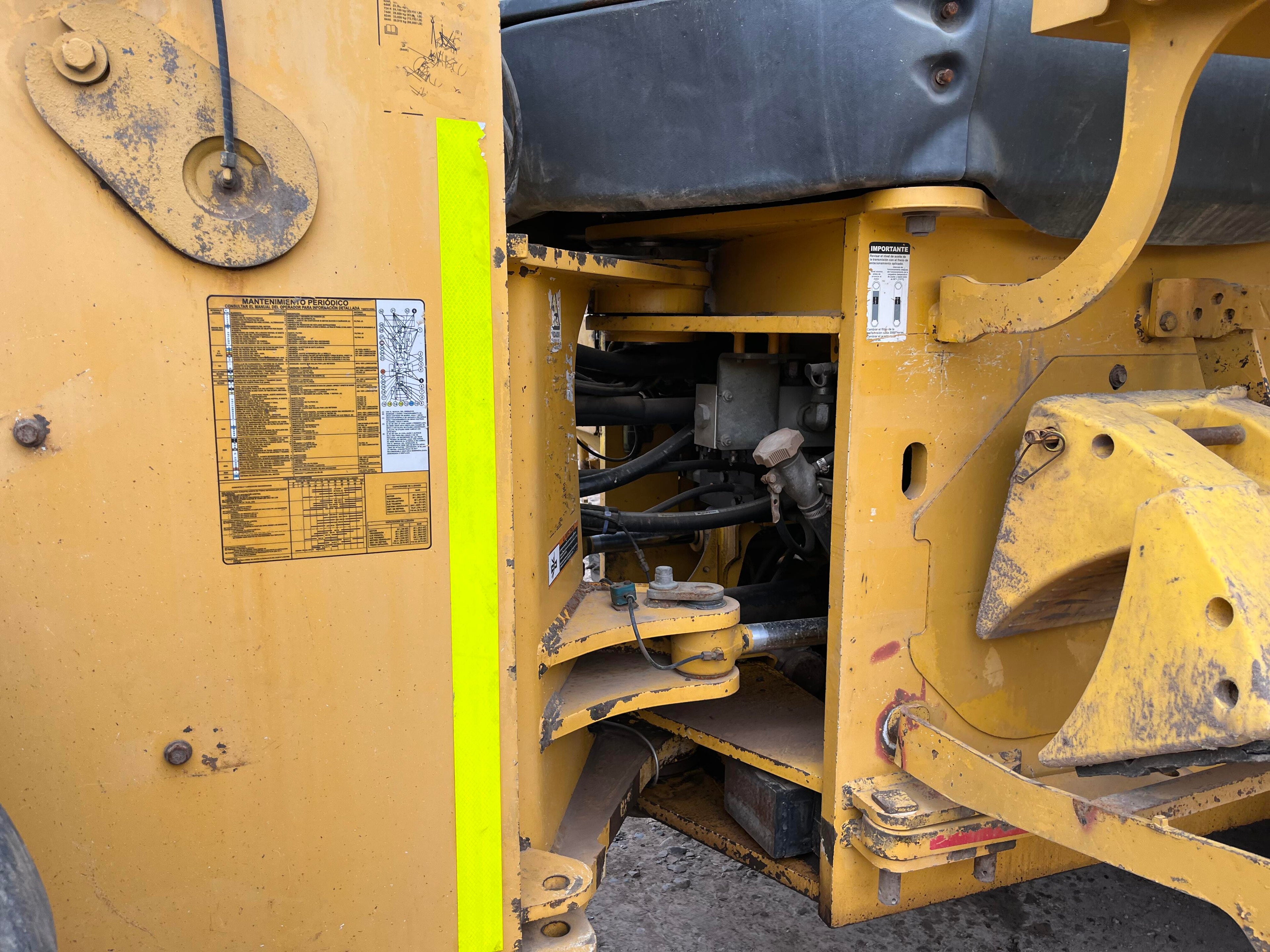 Lot 006 - 2013 John Deere 744K